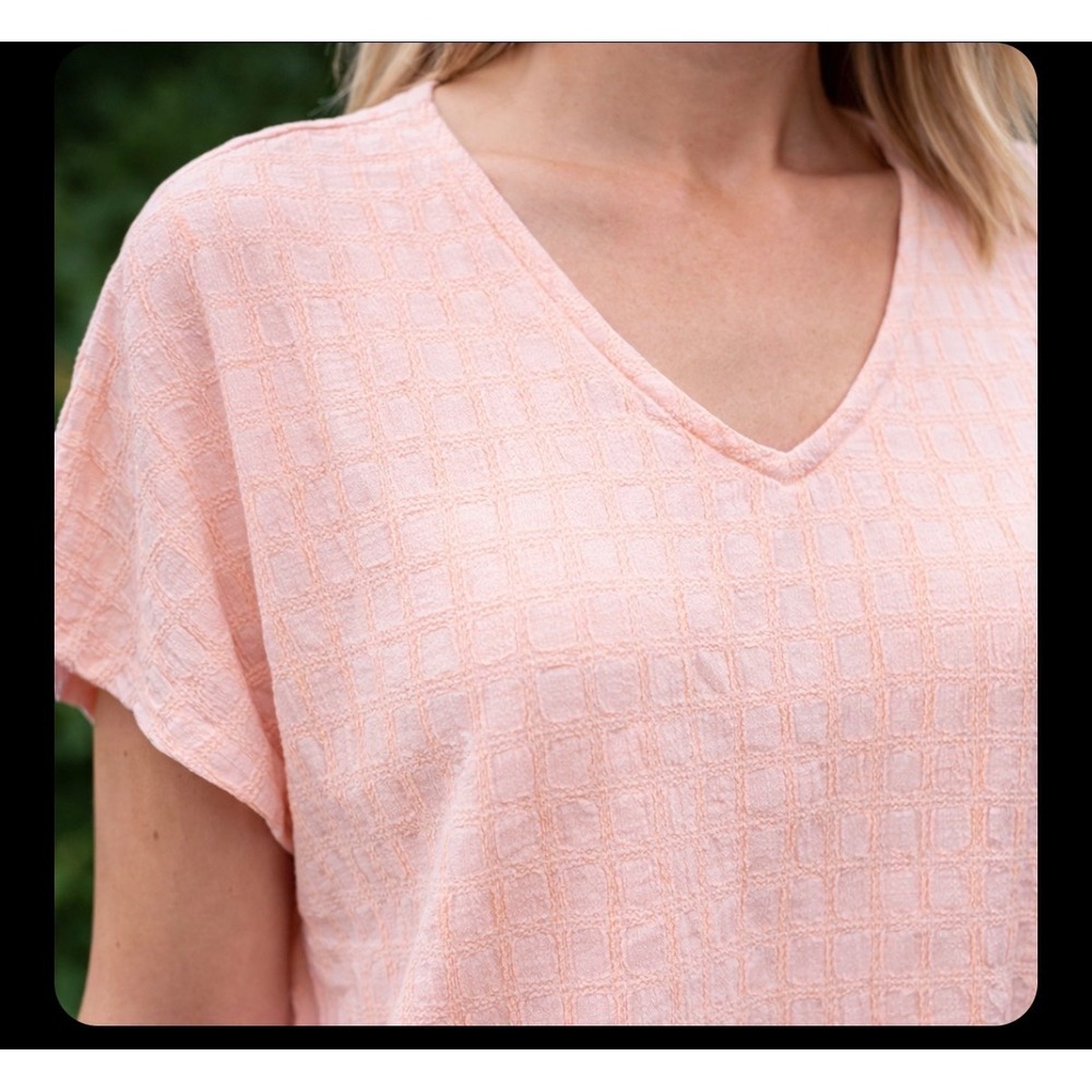 White‎ Birch Top Size L Peach/light orange Textured V Neck Short Sleeve Blouse